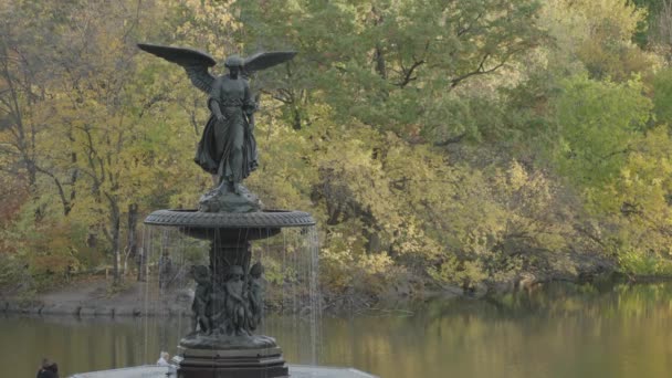 美国纽约市曼哈顿秋季中央公园新古典主义雕塑贝塞斯达平台与喷泉的水天使 — 图库视频影像