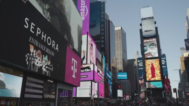 Times Square Neon Lights Billboards Upptagen Trafik Och Folkmassa Kvällen — Stockvideo