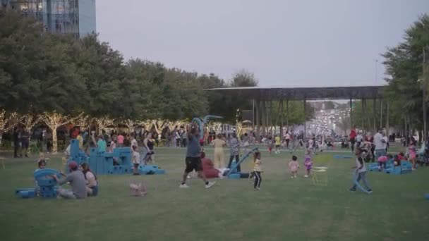 Klyde Warren Park Multidão Pessoas Que Desfrutam Dia Dallas Texas — Vídeo de Stock