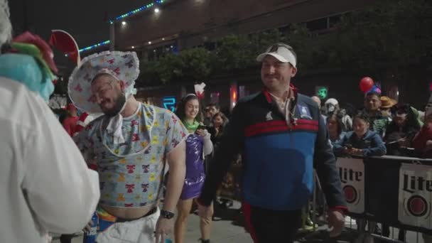 2022年10月29日 美国德克萨斯州达拉斯市 万圣节街区派对 人们在雪松泉街上穿著服饰 — 图库视频影像