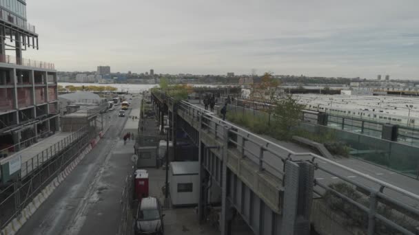 High Line 位于街道层之上的受欢迎的公园 位于一条老铁路线上 可看到美国纽约市曼哈顿的河流和城市景观 — 图库视频影像