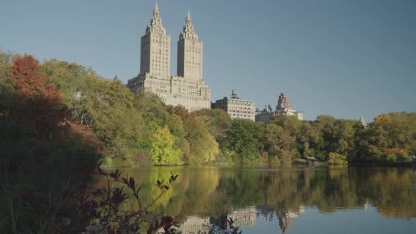 Central Park Lake Los Edificios San Remo Durante Follaje Otoño — Vídeo de stock