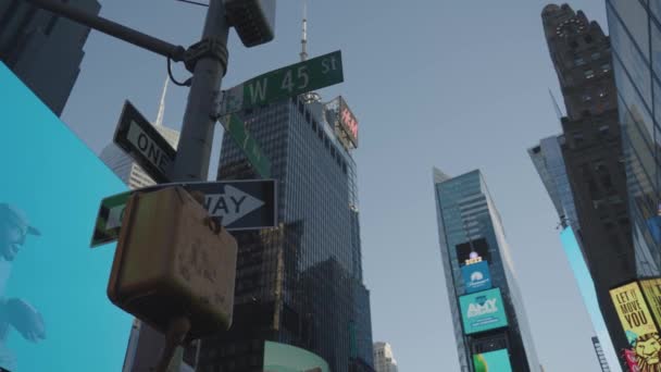 Times Square Neon Lights Billboards Busy Traffic Crowd People Evening — стокове відео