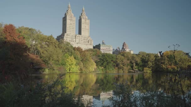 Central Park Lake Los Edificios San Remo Durante Follaje Otoño — Vídeos de Stock
