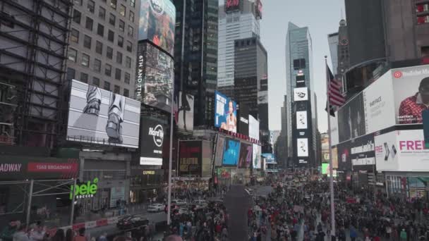 Times Square Neon Lights Billboards Busy Traffic Crowd People Evening — Stockvideo