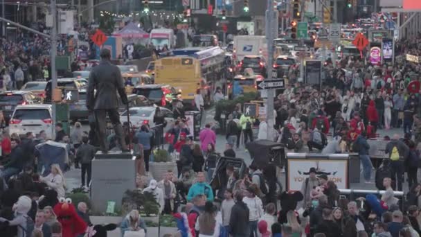 Times Square Neon Lights Billboards Busy Traffic Crowd People Evening — Stock Video