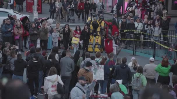 Times Square Luces Neón Vallas Publicitarias Tráfico Ocupado Multitud Personas — Vídeos de Stock