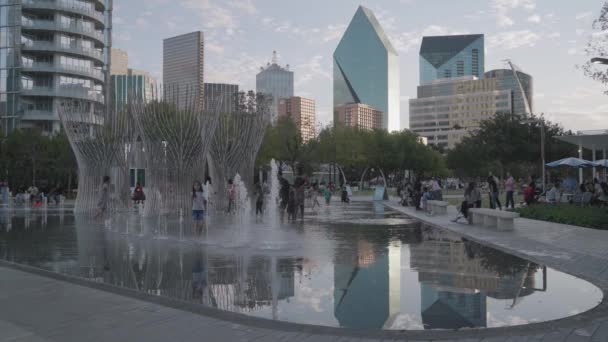 Klyde Warren Park Water Fountain Splash Pad Dallasban Texasban Usa — Stock videók