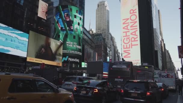 Times Square Neon Lights Billboards Busy Traffic Crowd People Evening — Wideo stockowe