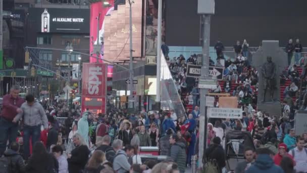 Таймс Сквер Неоновые Огни Рекламные Щиты Оживленная Торговля Людьми Толпа — стоковое видео