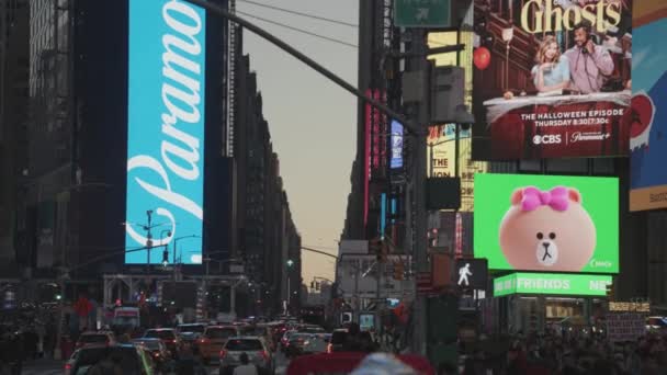 Times Square Neonová Světla Billboardy Rušný Provoz Dav Lidí Večerním — Stock video