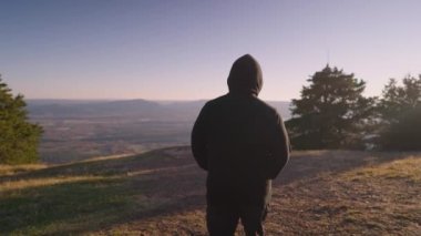 Kara Ceketli Tanınmaz Adam Dağ Zirvesi 'nde duruyor Sonbahar Yeşilleri Vadisi' ne bakıyor Arkansas İlham için Ağaçları