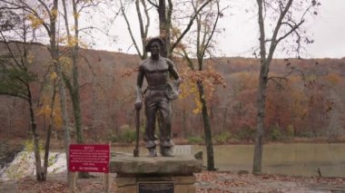 Sonbahar Sonbaharı Arkansas 'ta Şeytanın Mağarası Eyalet Parkı Şelaleleri ve Nehir Gölü' ndeki işsiz heykeli.