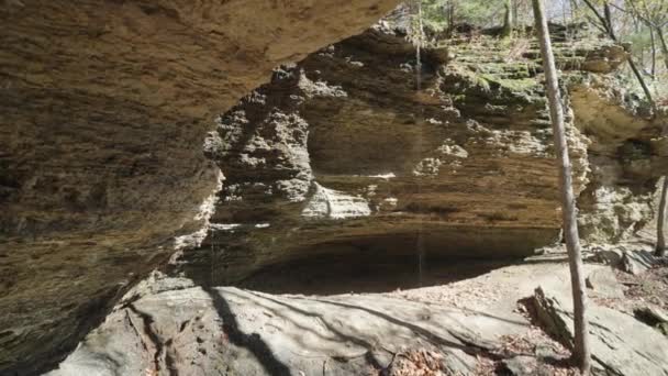 デビル デン州立公園近くの月の洞窟と滝 アーカンソー州 — ストック動画