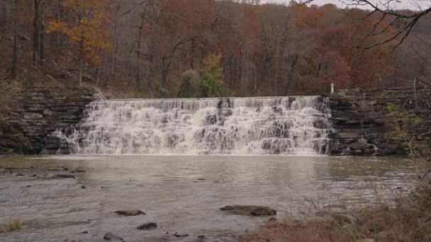 Devil Den State Park Kaskade Wasserfälle Und River Lake Herbst — Stockvideo