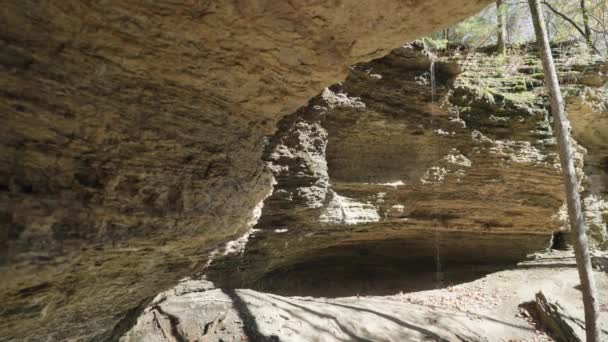 美国阿肯色州登国家公园附近的月球喷射器洞穴和瀑布 — 图库视频影像