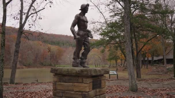 Statue Der Arbeitslosen Mitglieder Ccc Devil Den State Park Kaskaden — Stockvideo