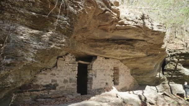 デビル デン州立公園近くの月の洞窟と滝 アーカンソー州 — ストック動画