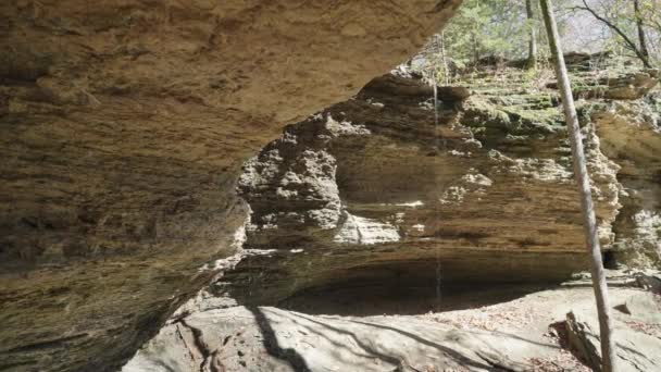 Σπηλιά Moonshiners Και Καταρράκτης Κοντά Devils Den State Park Arkansas — Αρχείο Βίντεο