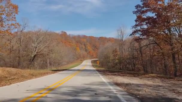 Autofahren Auf Der Straße Während Des Schönen Peak Autumn Herbst — Stockvideo