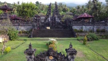 Bali 'deki Havadan Güzel Tapınak Orman ve Dağla çevrili - Pura Puseh Les - Penuktukan Buleleng