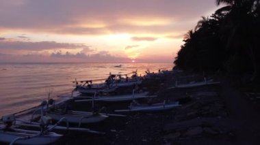 Kuzey Bali Endonezya 'da Güneş, Deniz ve Tekne Sahillerinde Sabah Havası.