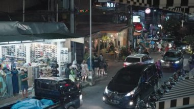 Bali, Endonezya - CIRCA 2022: Geceleyin Seminyak Kayu Aya Caddesi