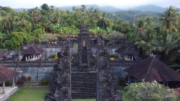 Aerial Beautiful Temple Bali Otoczony Lasem Górą Pura Puseh Les — Wideo stockowe