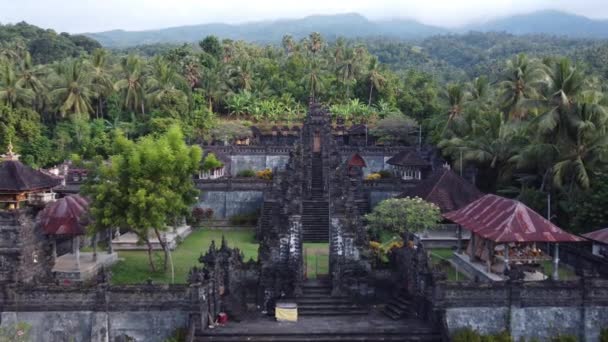 Aerial Beautiful Temple Bali Otoczony Lasem Górą Pura Puseh Les — Wideo stockowe