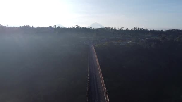 Flyg Tukad Bangkung Bridge Pelaga Morgon Soluppgång Asiens Högsta Bro — Stockvideo
