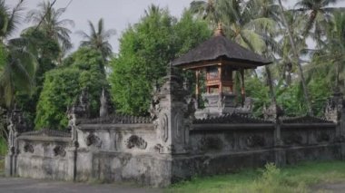 Pura Puseh Les-Penuktukan Buleleng 'in önündeki Bali Güzel Tapınağı