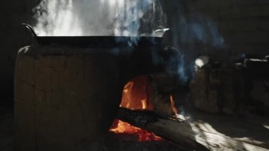 Endonezya 'daki Village' da geleneksel mutfak. Tungku Api - Taştan yapılmış soba, Ormandan ateş