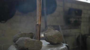 Geleneksel Endonezya Arak Bali Kakası İçki Fabrikası Damıtılmış Alkol İçeceği