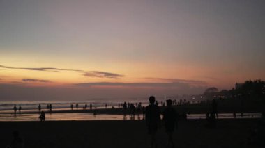 Siluet Bali Endonezya 'da Seminyak Sahili' nde Turuncu Kırmızı Gün Batımı