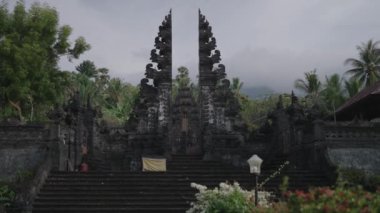 Bali 'deki Güzel Tapınak Orman ve Dağla çevrili - Pura Puseh Les - Penuktukan Buleleng