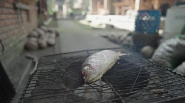 Geleneksel Izgara Kullanma Denizden Taze Balık (Ikan Bakar)