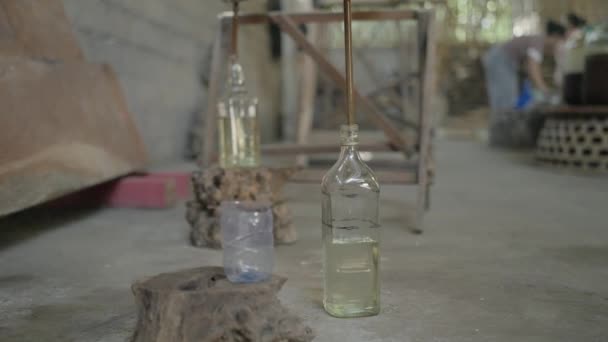 Traditionele Indonesische Arak Bali Arrack Alcoholdistilleerderij Gedistilleerde Alcoholische Drank — Stockvideo