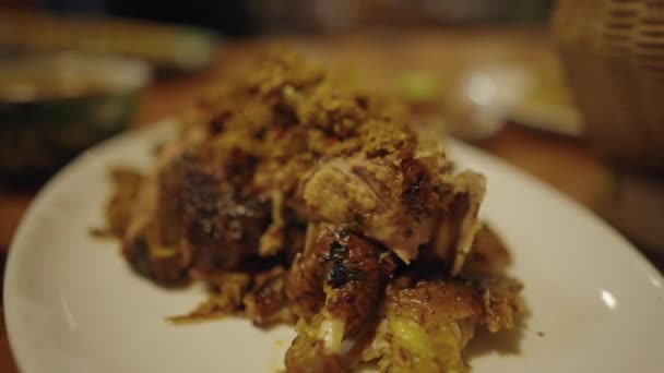 印度尼西亚Balinese传统烹饪食品 烤鸭与基部基因调味酱 — 图库视频影像