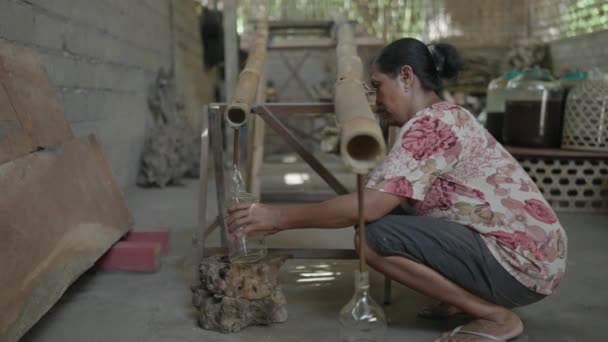 Traditionele Indonesische Arak Bali Arrack Alcoholdistilleerderij Gedistilleerde Alcoholische Drank — Stockvideo