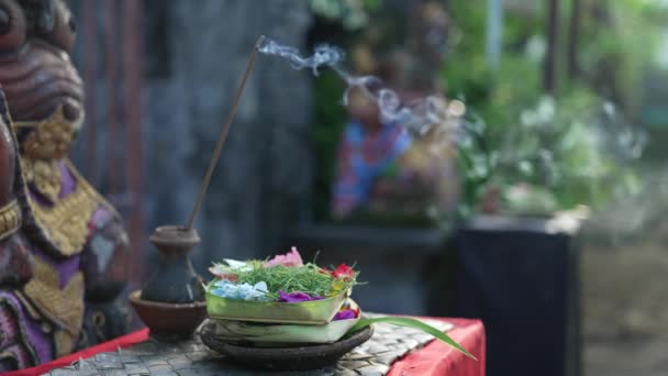 Балійські Пахощі Дим Біля Храмової Брами Баліська Статуя Баронга — стокове відео
