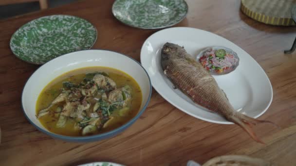Cuisine Traditionnelle Balinaise Indonésienne Poisson Grillé Entier Soupe — Video