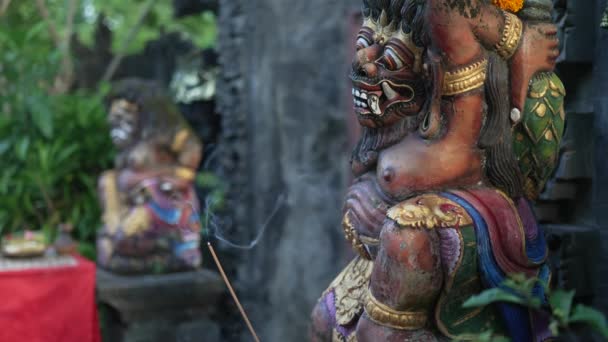 Bali Rökelse Och Rökelse Vid Temple Gate Balinesiska Barong Staty — Stockvideo