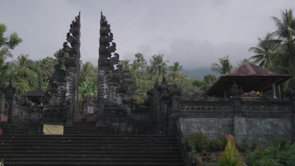 Vackert Tempel Bali Omgiven Skog Och Berg Pura Puseh Les — Stockvideo