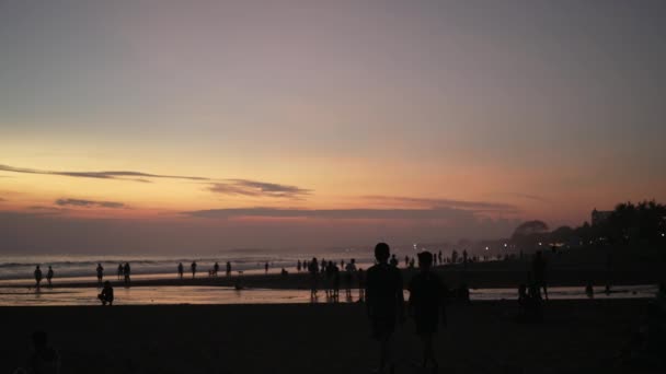 Πορτοκαλί Κόκκινο Ηλιοβασίλεμα Στο Seminyak Beach Πλήθος Ανθρώπων Στο Silhouette — Αρχείο Βίντεο