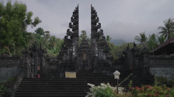 Piękna Świątynia Bali Otoczona Lasem Górą Pura Puseh Les Penuktukan — Wideo stockowe