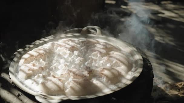 Традиционная Кухня Деревне Индонезии Tungku Api Плита Камня Огонь Леса — стоковое видео