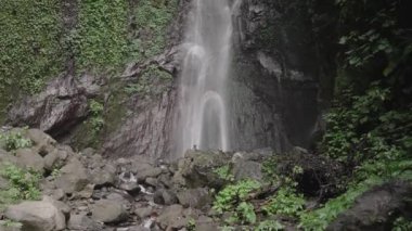 Les Waterfall (Yeh Mempeh veya Uçan Şelaleler) Tejakula Köyü, Buleleng, Bali - Yağmur Ormanıyla çevrili Gözlerden ırak Şelale, Yeşil Tropikal Bitkilerle çevrili Kayalıklar
