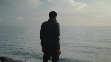 Bilinmeyen Adam Sabah Sevişmesi Yogası Sahilde Gün Doğumu Yavaş Hareketi