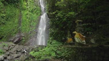 Les Waterfall (Yeh Mempeh veya Uçan Şelaleler) Tejakula Köyü, Buleleng, Bali - Yağmur Ormanıyla çevrili Gözlerden ırak Şelale, Yeşil Tropikal Bitkilerle çevrili Kayalıklar