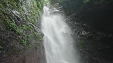 Les Waterfall (Yeh Mempeh veya Uçan Şelaleler) Tejakula Köyü, Buleleng, Bali - Yağmur Ormanıyla çevrili Gözlerden ırak Şelale, Yeşil Tropikal Bitkilerle çevrili Kayalıklar